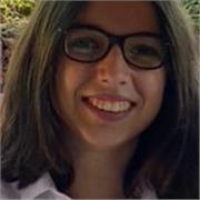 Profesora de inglés que da clases a niños de todas las edades